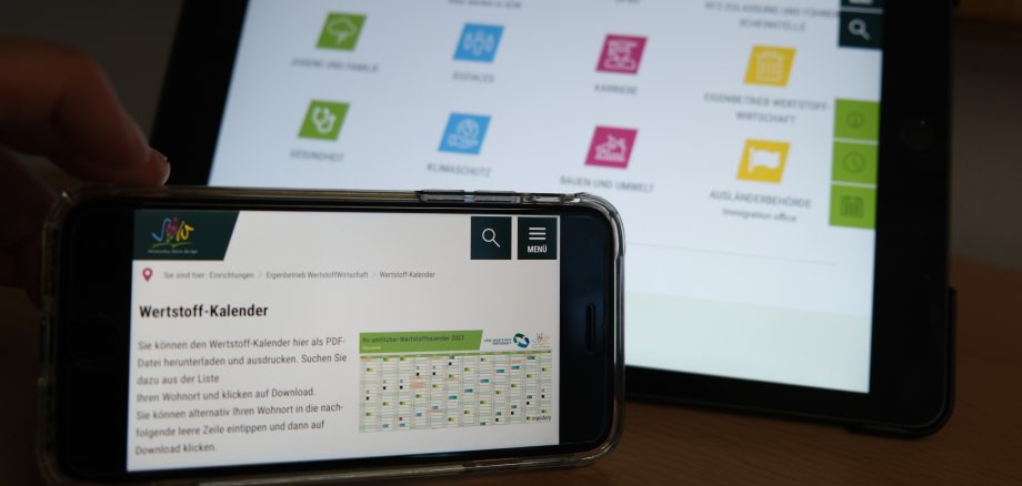 Tablet und Smartphone zeigen die Startseite der Kreisverwaltungswebseite an. 
