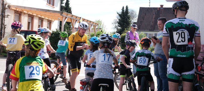 Zahlreiche Kinder warten, ihre Startnummern bereits auf den Rücken geheftet, mit ihren Fahrrädern auf den Start des Fette-Reifen-Rennens im Rahmen des Großen Preises der Südlichen Weinstraße.