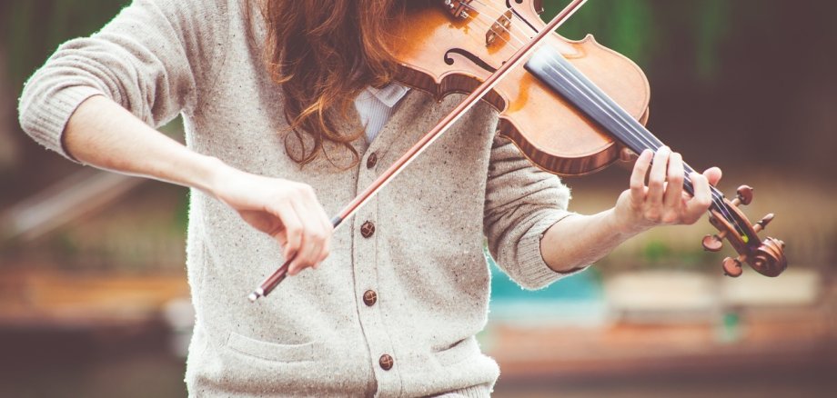 Eine junge Frau spielt Geige.