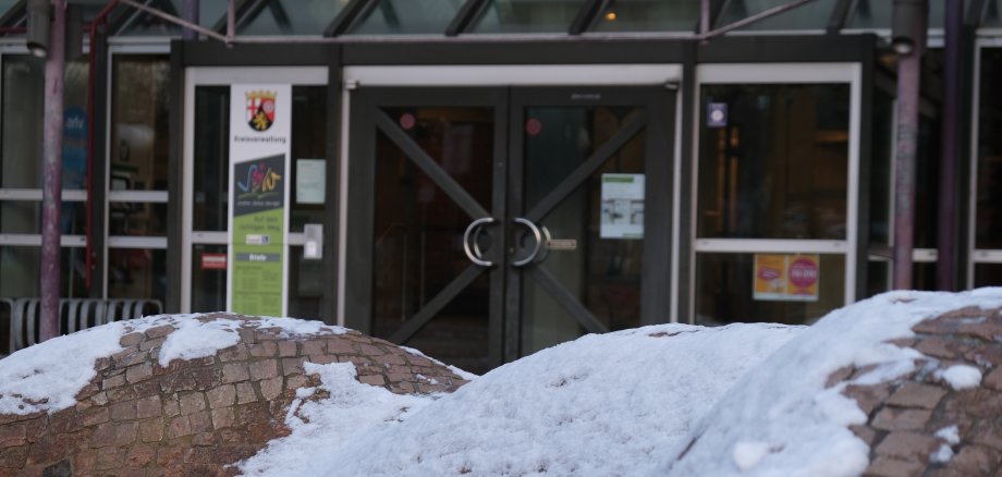 Der Eingang zum Kreishaus SÜW im Schnee. 