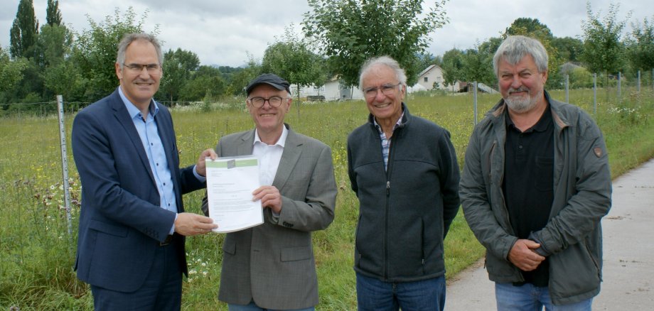 Landrat Dietmar Seefeldt, Dieter Zeiß, Kurt von Nida und Georg Herion von der NVS Naturstiftung (von links nach rechts) bei der Übergabe des Förderbescheids in Kleinfischlingen.