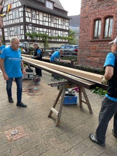 Personen arbeiten an aufgebockten Balken in der Annweilerer Innenstadt. Foto: MRN 