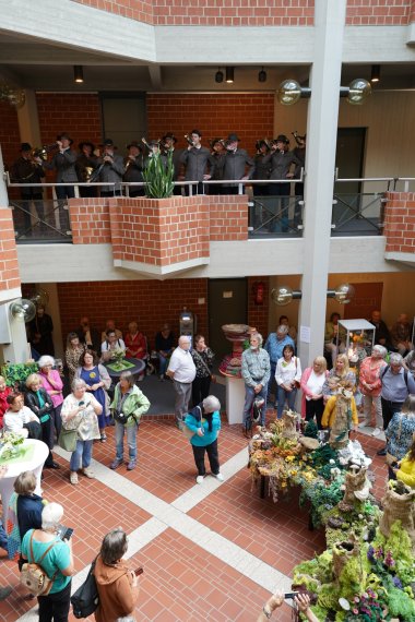 Während unten die Besucherinnen und Besucher im Foyer die Ausstellung bestaunten, spielten die Jagdhornbläser im Flur des ersten Stockes der Kreisverwaltung.
