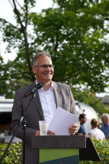 Landrat Dietmar Seefeldt steht bei seiner Ansprache hinter einem Lesepult.