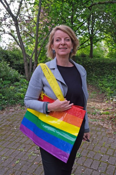 Isabelle Stähle, Gleichstellungsbeauftragte des Landkreises Südliche Weinstraße, im Porträt. Sie trägt eine Tasche mit Regenbogenfarben.