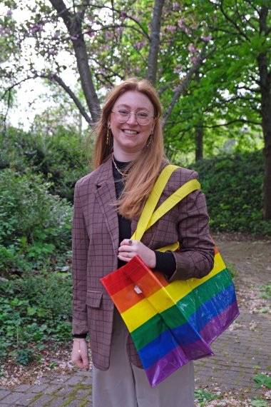 Laura Hess, Gleichstellungsbeauftragte der Stadt Landau, im Porträt. Sie trägt eine Tasche mit Regenbogenfarben.