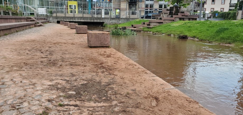 Die Queich am Messplatz in Annweiler am Sonntag: Nach der zeitweisen Überschwemmung blieben am Ufer lediglich Schlammspuren zurück.