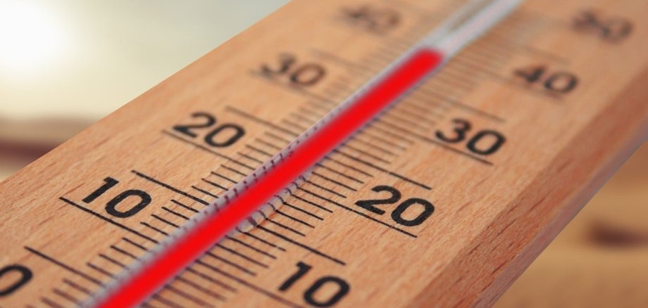 Nahaufnahme eines Thermometers. Die Temperatur beträgt knapp 40° Celsius.