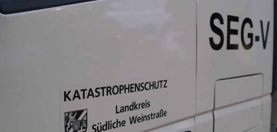 Aufschrift "Katastrophenschutz Landkreis Südliche Weinstraße SEG-V" Auf der Tür eines Lkw.