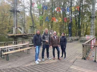 Michael Kimmich von Star Care e. V., Schulsozialarbeiter Martin Krisch, Jürgen John von Star Care e. V. und Schulsozialarbeiterin Sarah Lehnhardt im FunForest-Park in Kandel.