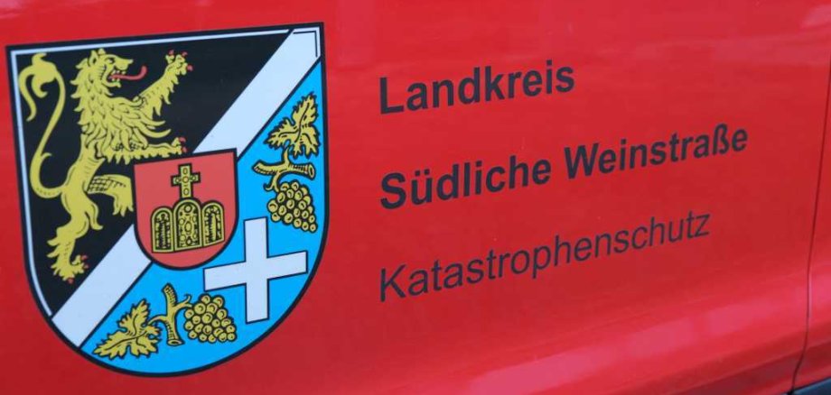 Wappen und Schriftzug Katastrophenschutz Landkreis Südliche Weinstraße auf Einsatzfahrzeug. 